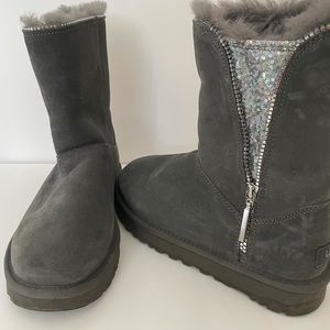 UGG Women’s classic Zip boot